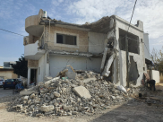 مواطن من اللد يهدم منزله خشية دفع غرامات مالية للبلدية 